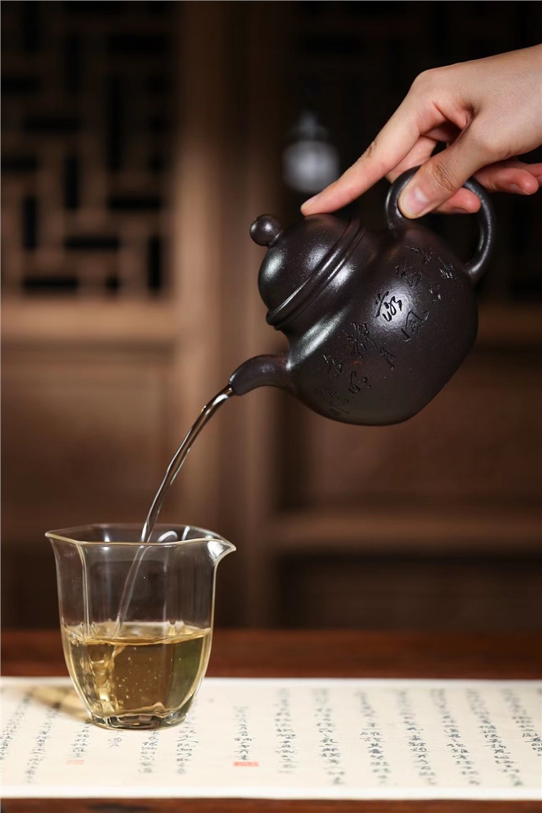 周建良作品 掇球