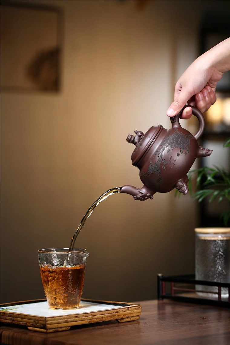 卢仲军作品 三足瑞兽
