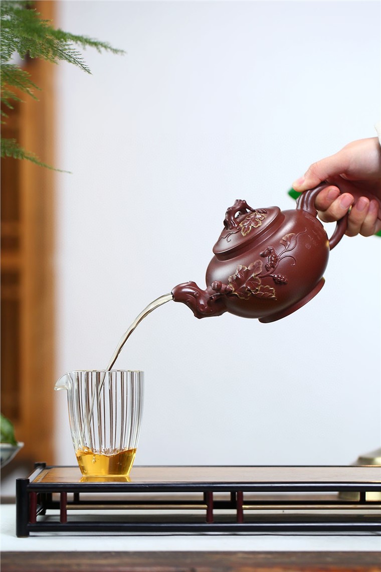 史福棠作品 松鼠葡萄