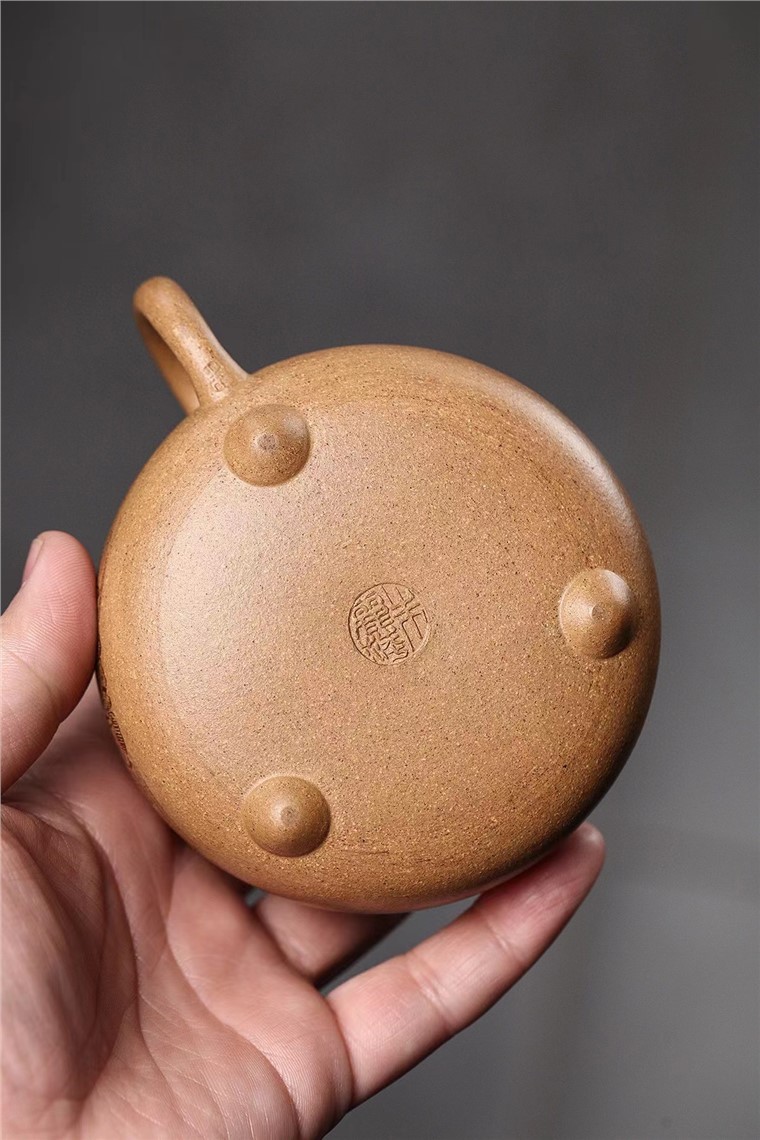 朱丽萍作品 三足乳鼎