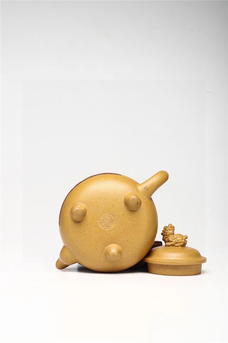 曹秀芬作品 三足吉兽