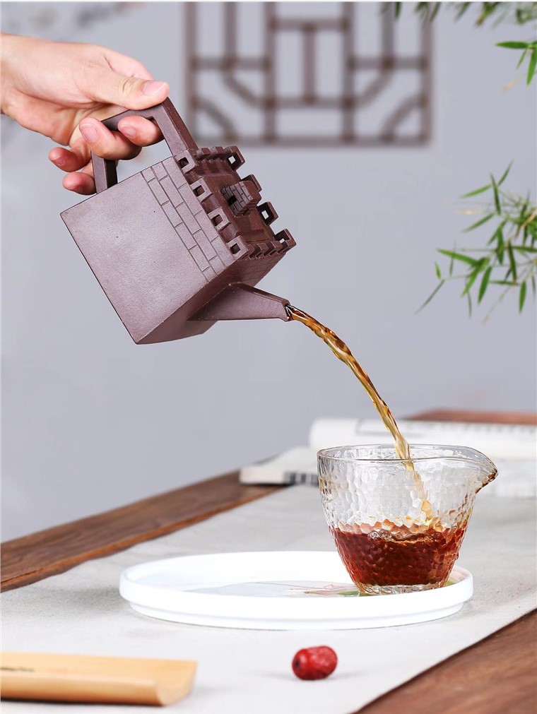 储栋平作品 长城壶