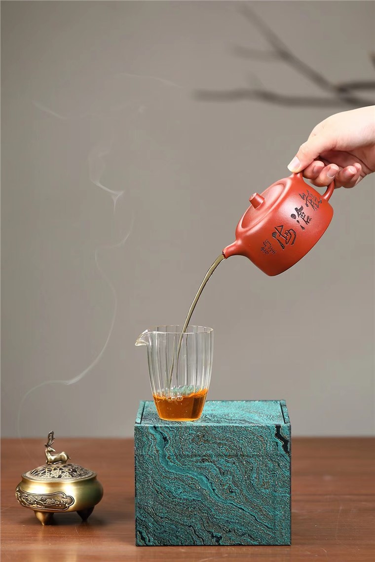 何叶作品 矮井栏壶