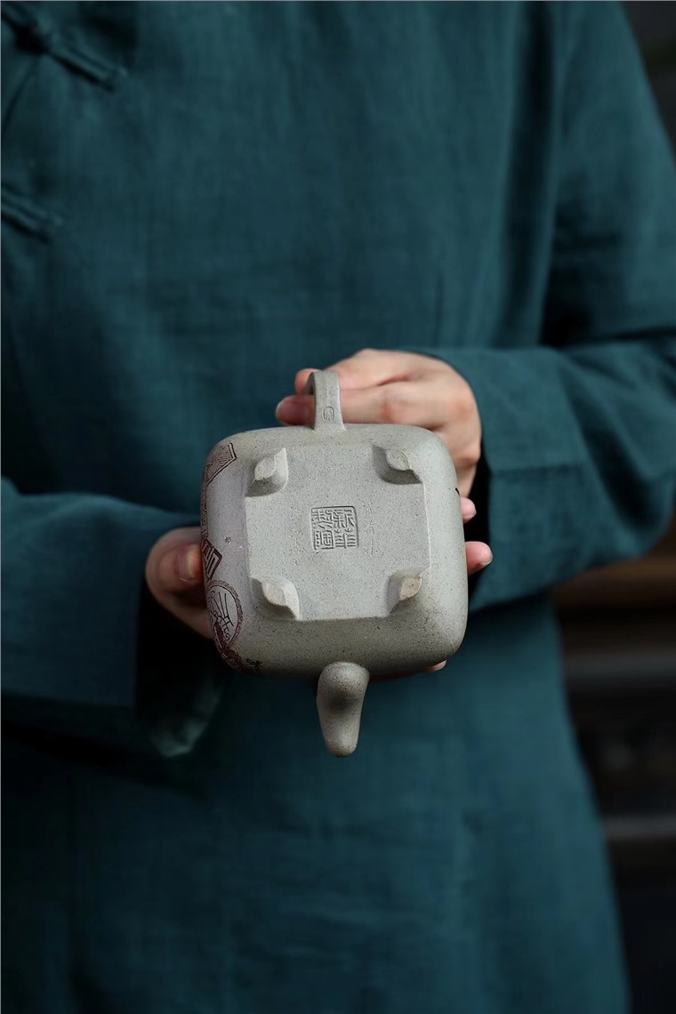 鲁新华作品 四方牛盖传炉