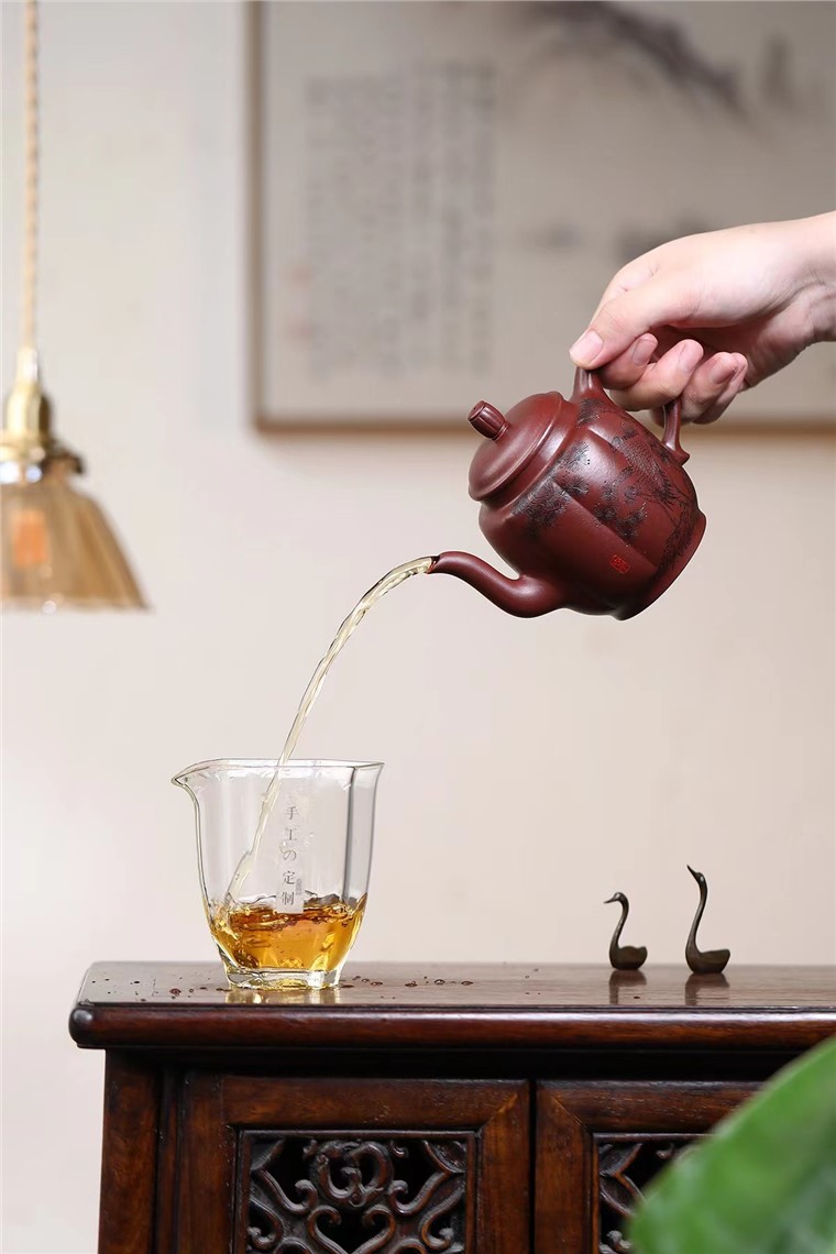 鲁新华作品 宫灯