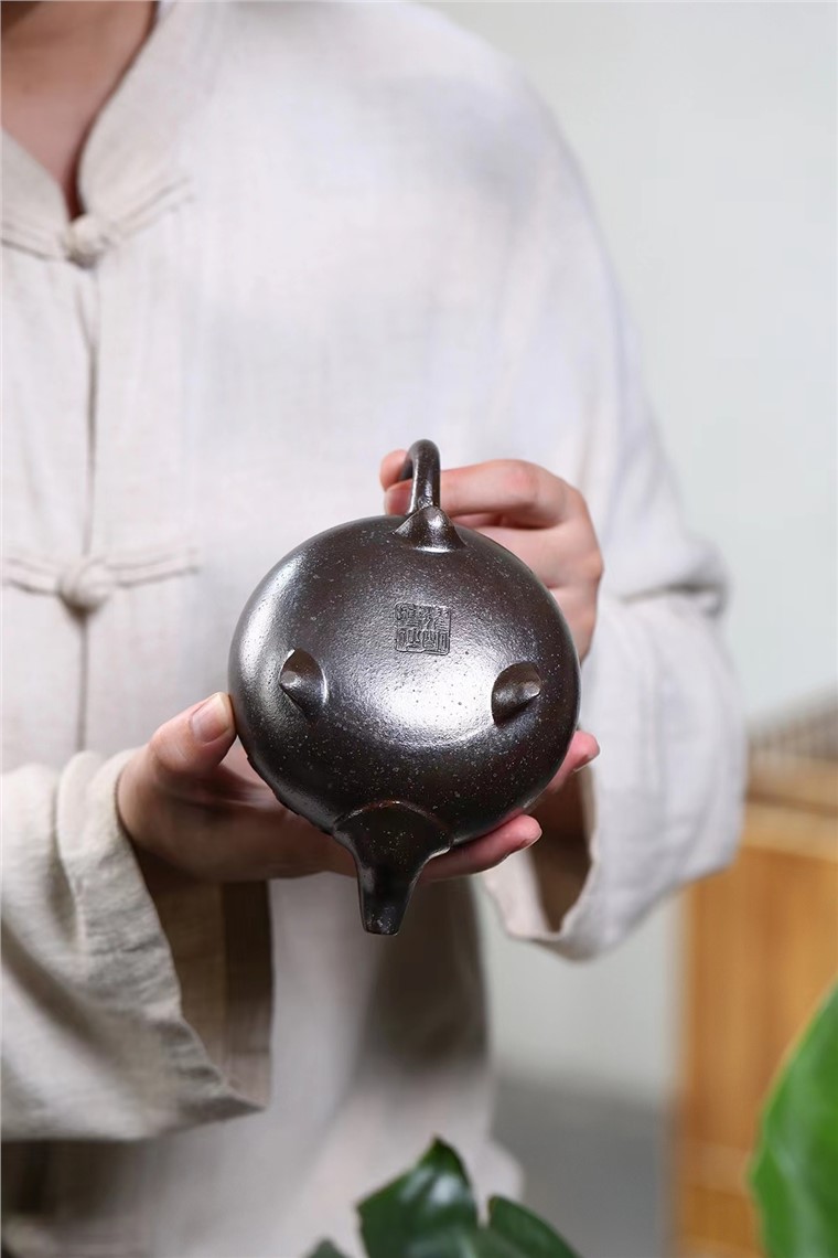 骆耀明作品 云肩如意