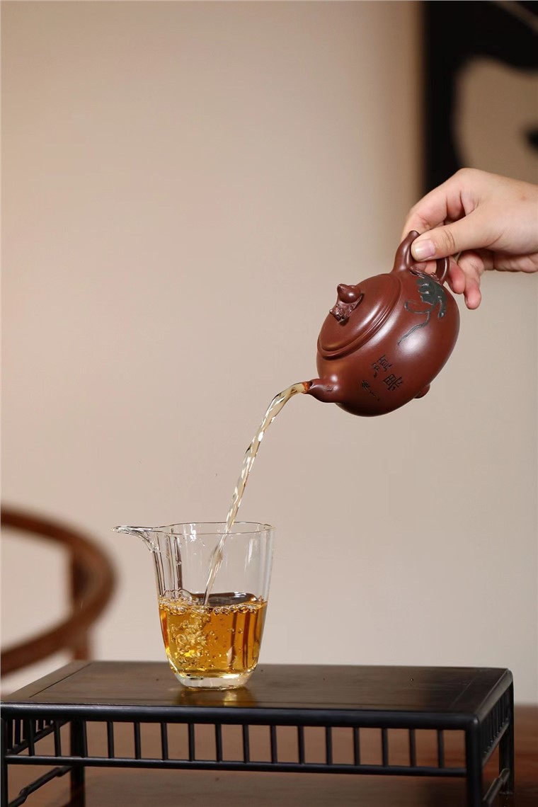 姚黎明作品 松鼠壶