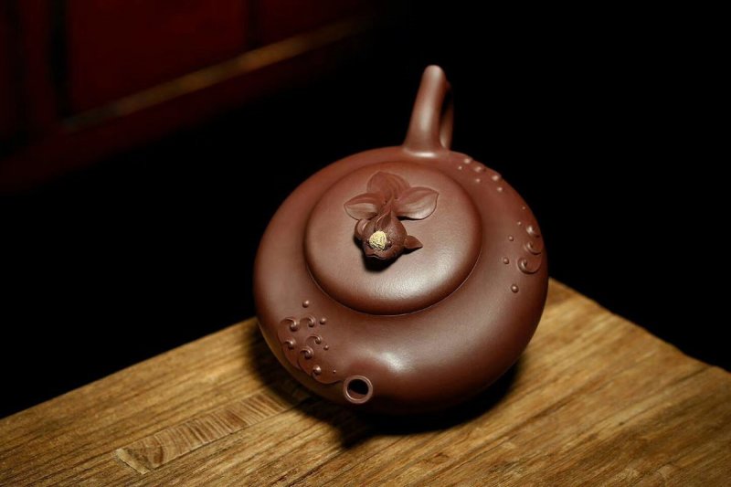 王玉芳作品 鱼戏荷池