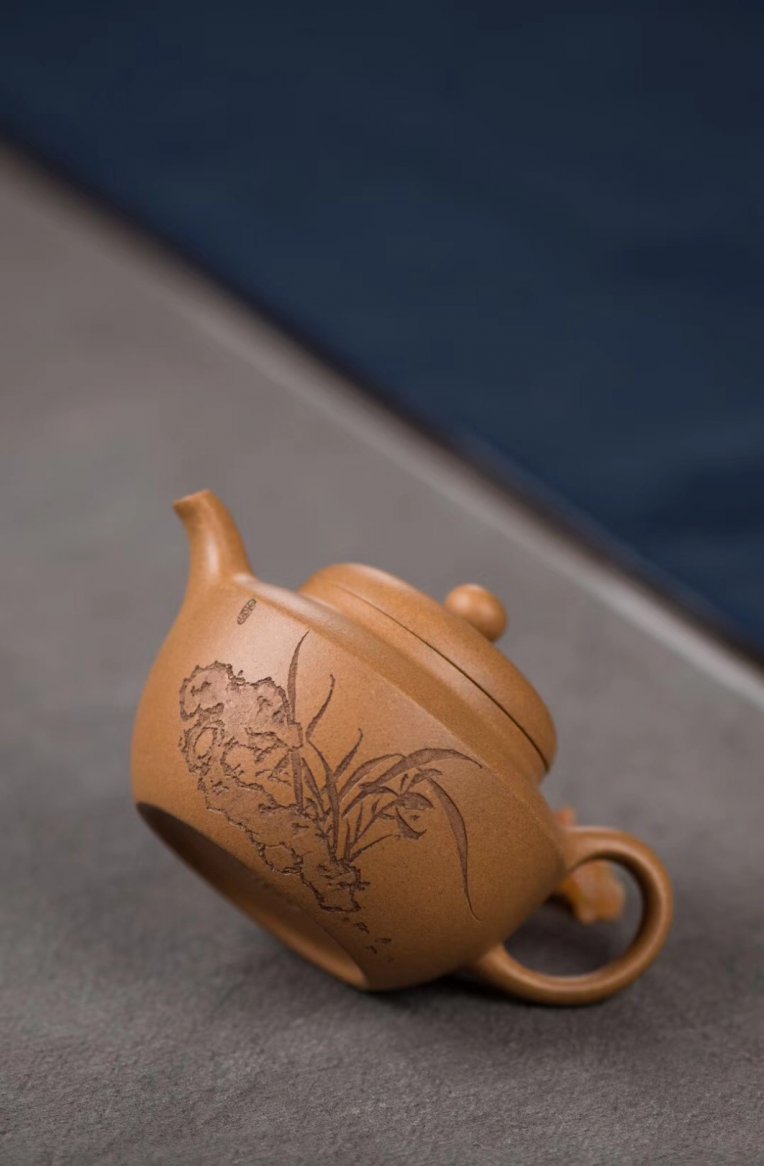 华芳作品 折肩
