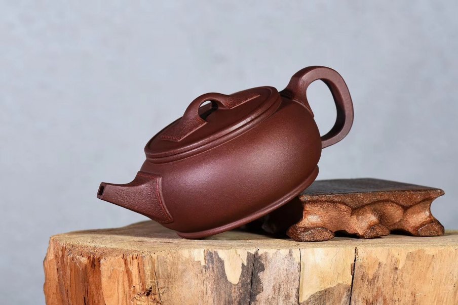 戚志君作品 皮革华亭