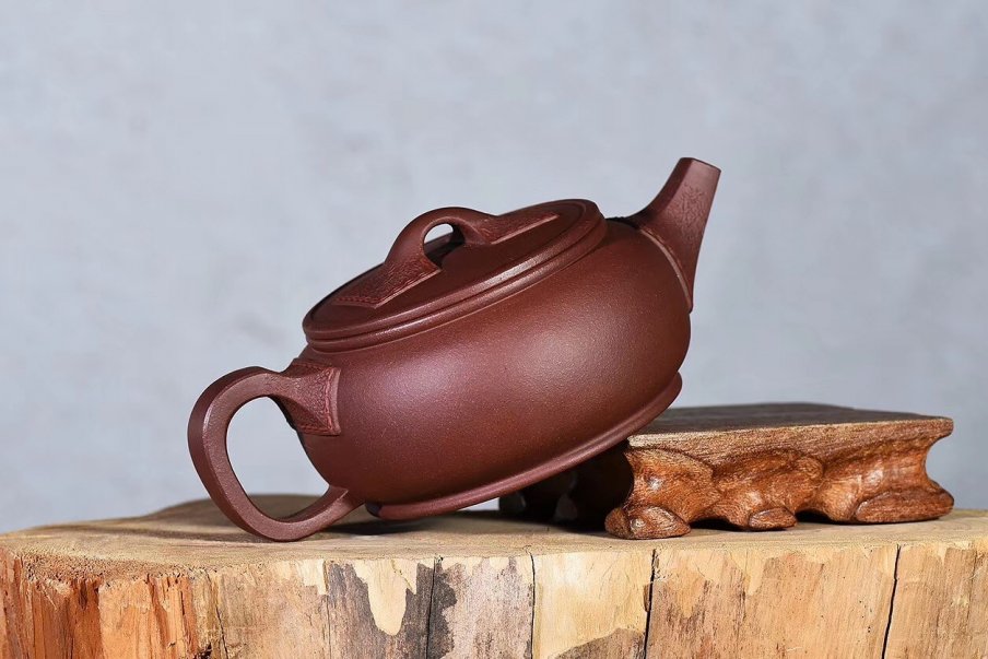 戚志君作品 皮革华亭