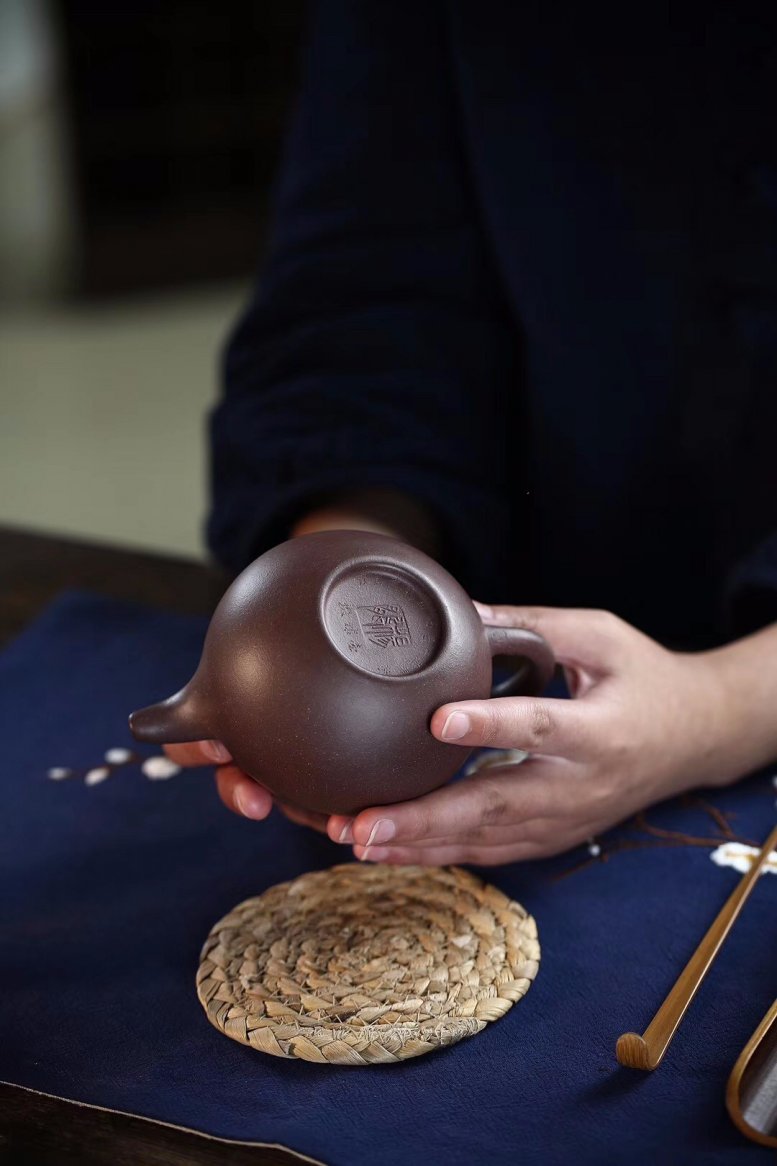 杨鹏作品 寿珍掇球
