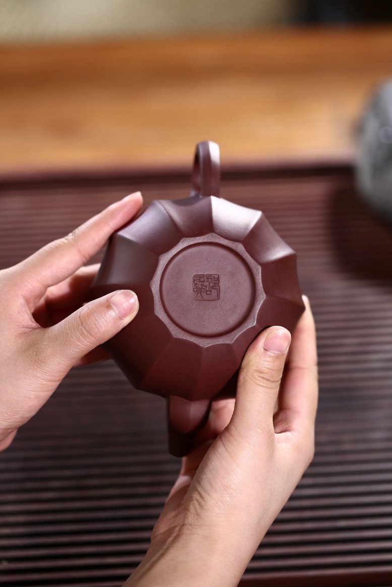 邵云琴作品 鱼龙戏壶