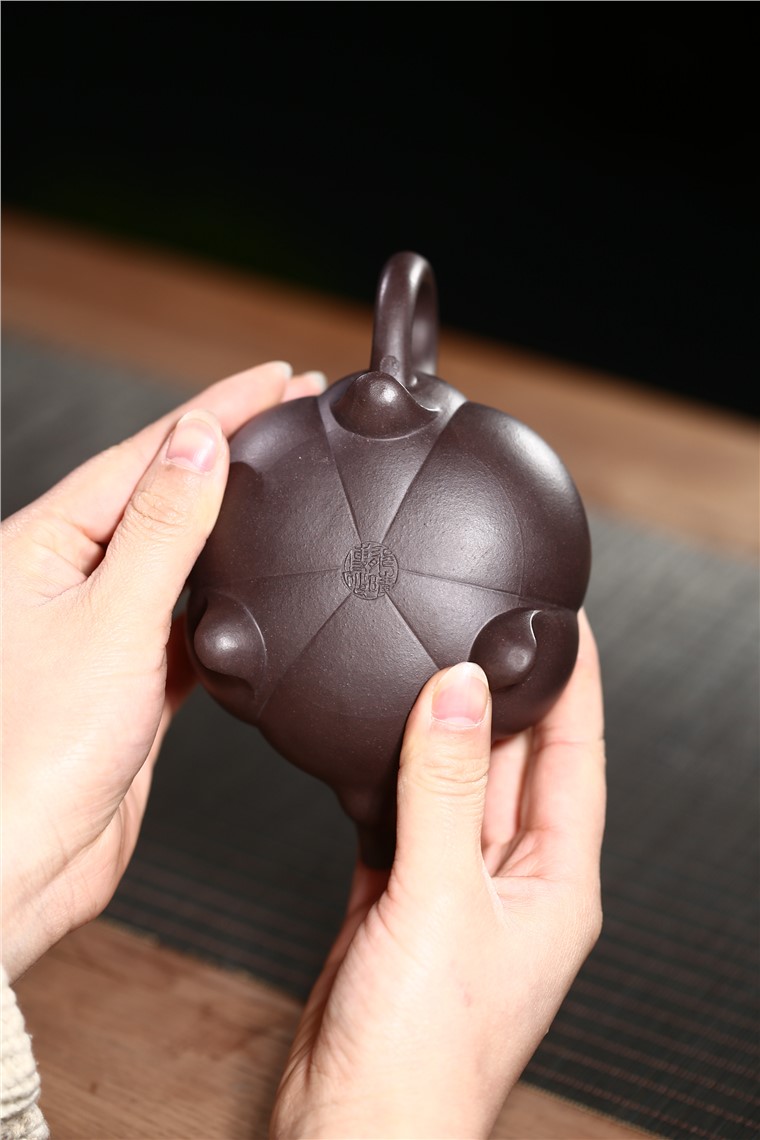 郁晴作品 三足如意