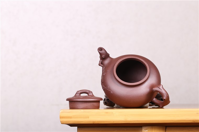 顾旭英作品 傲梅图片